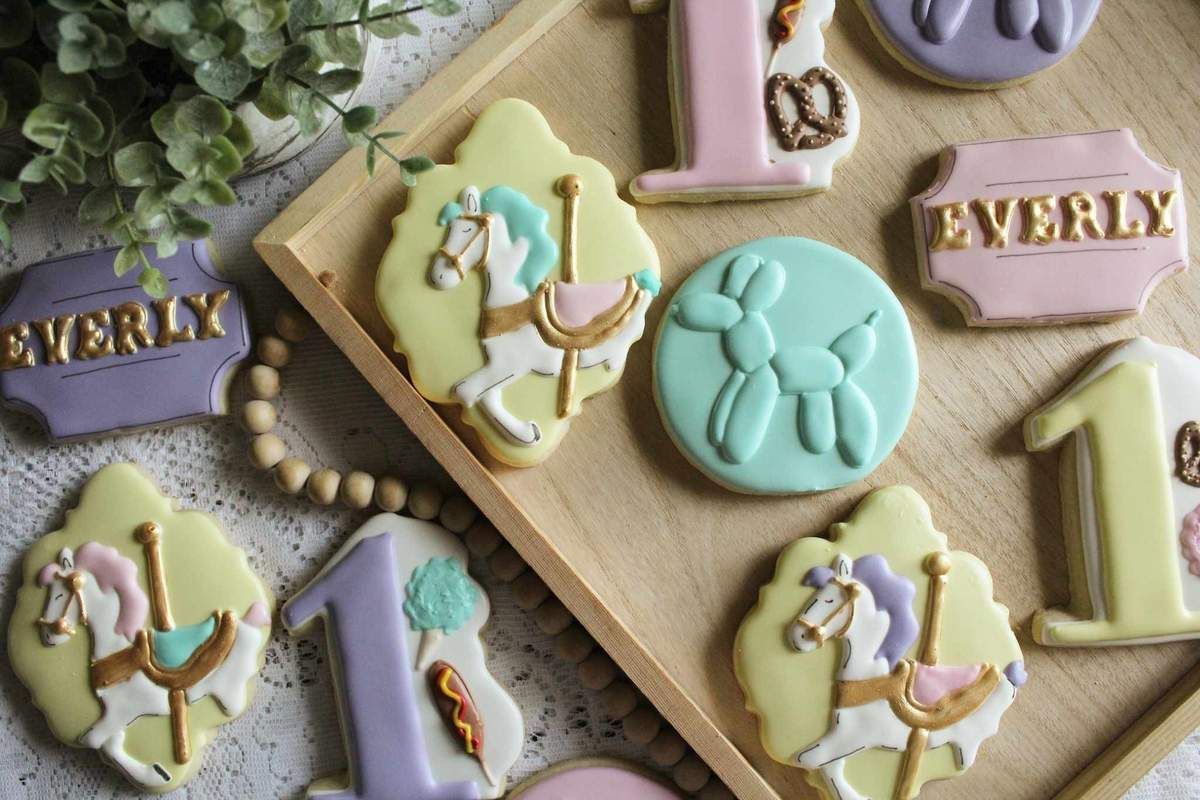 catchmyparty's tweet photo. Don't miss this adorable pink circus birthday party  The cookies are so pretty! https://t.co/u4jvDLGEvM  #catchmyparty #partyideas #circus #circusparty #girl1stbirthdayparty https://t.co/GBlqoDpb5c