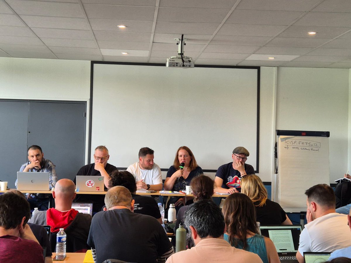 Fede_SUD_Rail's tweet photo. 🟣 Présence de @GuilbertMuriel1 co-déléguée de notre @UnionSolidaires lors de notre Conseil Fédéral de juin. 🟢
✅ Bilan du dernier congrès, présentation des priorités #interprofessionnelles, investissement #SUDRail dans notre Union …
🟢#SUDRail c’est Solidaires 🟣 https://t.co/raK7PdXyyn
