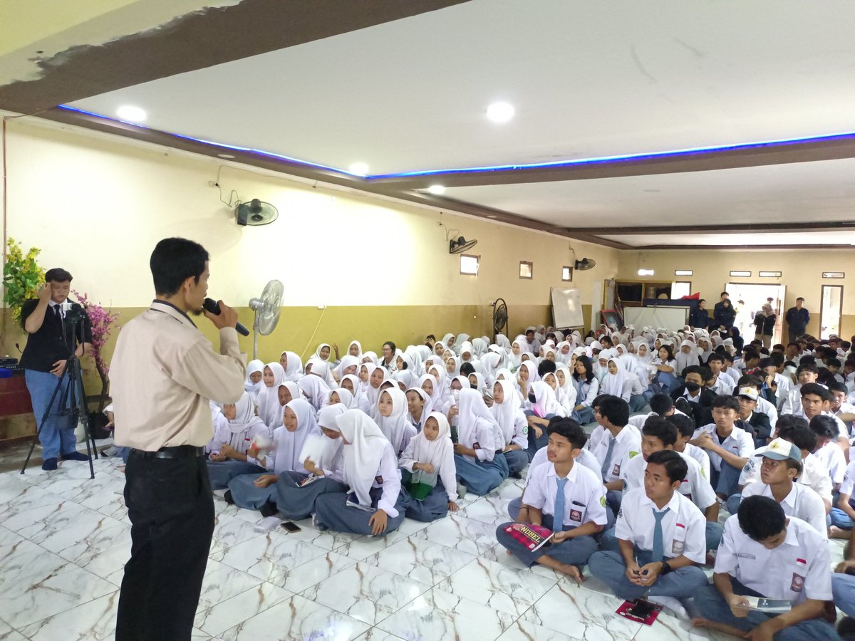 HMTK_ITI's tweet photo. Halo, Sobat Teknik Kimia!

Kami mengucapkan terima kasih kepada SMK YPUI Parung atas antusiasme &amp; partisipasinya. Momen seru ini kami harap dapat menjadi pembelajaran untuk membangun masa depan yang lebih bersinar 💫

HMTK Jaya!

#RoadShowtoSchool2024
#JelajahDuniaTeknikKimia https://t.co/2Fjqs4yUUO