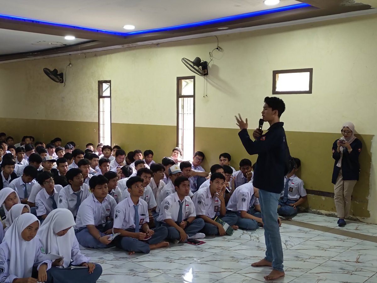 HMTK_ITI's tweet photo. Halo, Sobat Teknik Kimia!

Kami mengucapkan terima kasih kepada SMK YPUI Parung atas antusiasme &amp; partisipasinya. Momen seru ini kami harap dapat menjadi pembelajaran untuk membangun masa depan yang lebih bersinar 💫

HMTK Jaya!

#RoadShowtoSchool2024
#JelajahDuniaTeknikKimia https://t.co/2Fjqs4yUUO