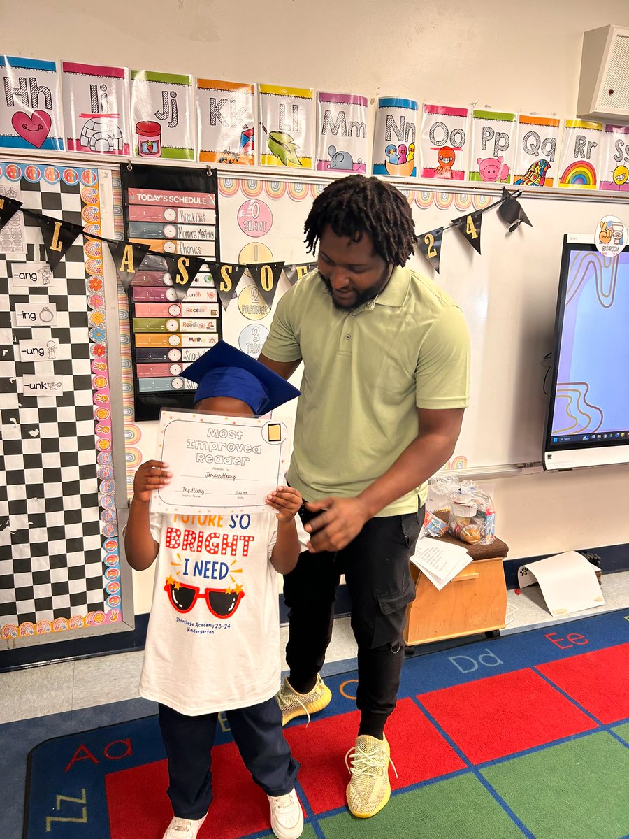 GTTMLifeStyle_'s tweet photo. Class Dismissed! 🎓💙💎#1stGradeHereWeCome #ProudFather https://t.co/qw5uswSATy