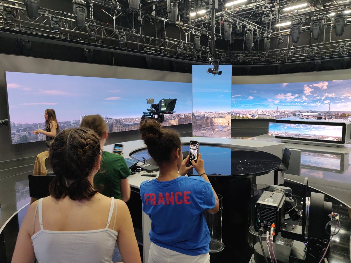 Magnifique journée pour le prix #mediatiks national à Paris ! Merci à <a href="/LeCLEMI/">CLEMI</a> pour l'organisation de la cérémonie, et à <a href="/FranceTV/">France tv</a> pour la visite. Les élèves de la #webtv d'Olympe ont des étoiles dans les yeux 🤩