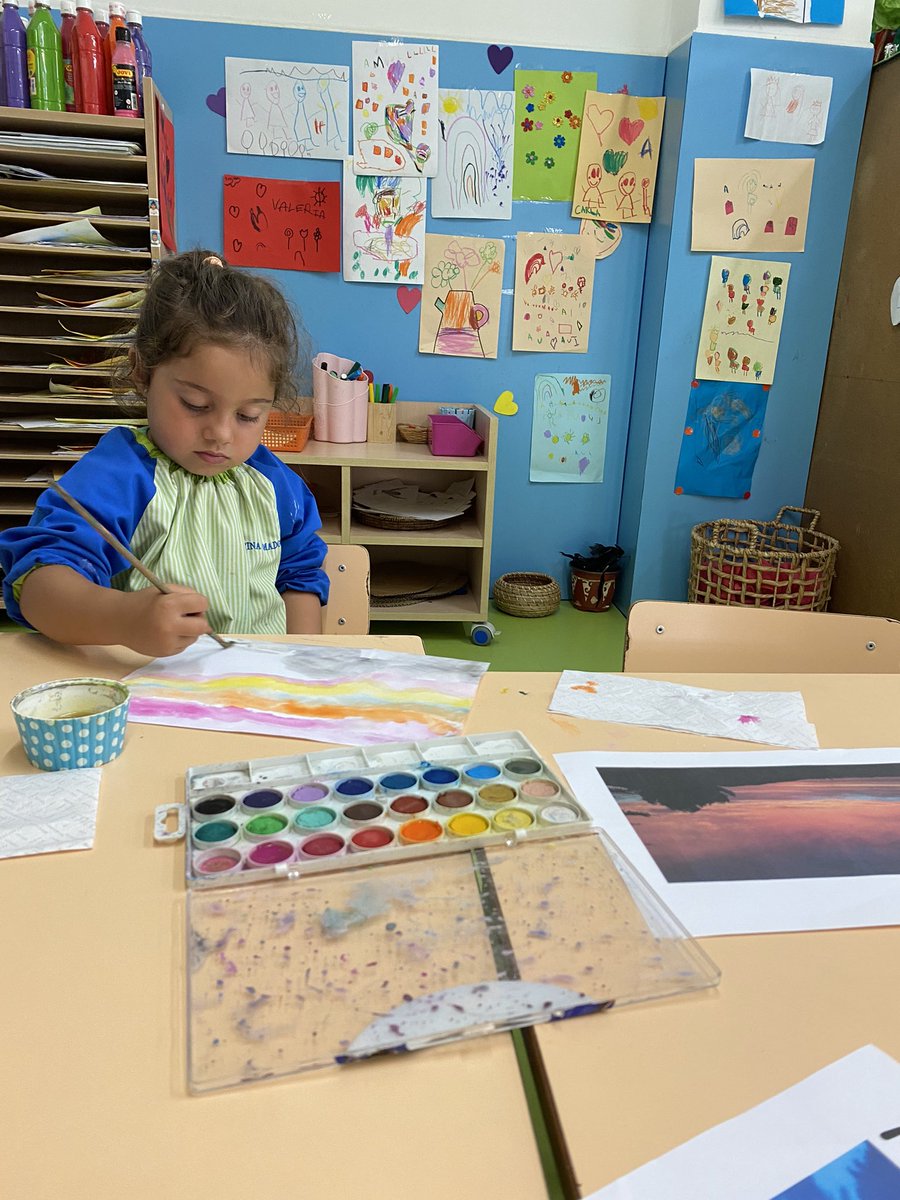 MdcCarla's tweet photo. Una de les preguntes que ens vam fer del projecte era: Per què el cel canvia de color? Avui hem resolt la pregunta i hem vist que el ☀️ i la seva posició tenen molt a veure! Després hem vist imatges boniques del cel en diferents moments del dia i hem triat una per pintar🎨 https://t.co/F6rLTLI8Od