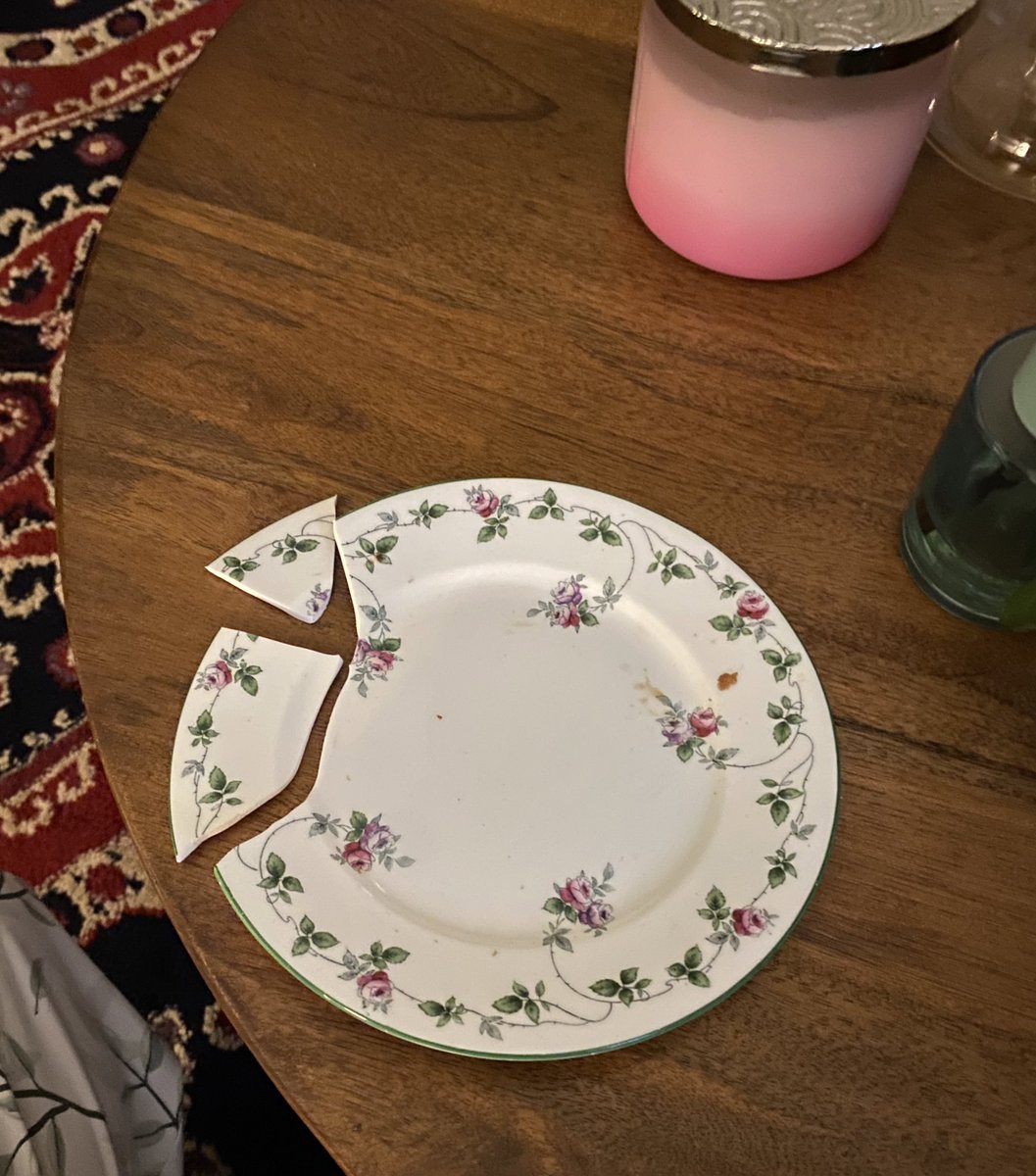 heplantslover's tweet photo. أخوي وأختي الصغيرة -سادس ابتدائي- يمزحون مع بعض وبالغلط كسروا صحني اللي جايبته لي صديقتي يوم سافرت وأحبه مرة، على إني ماقلت لهم شي ولا هاوشتهم وزعلت مع نفسي عليه بس شوي القى أختي مرسلة لي كذا😞 https://t.co/ky9XaT28R8
