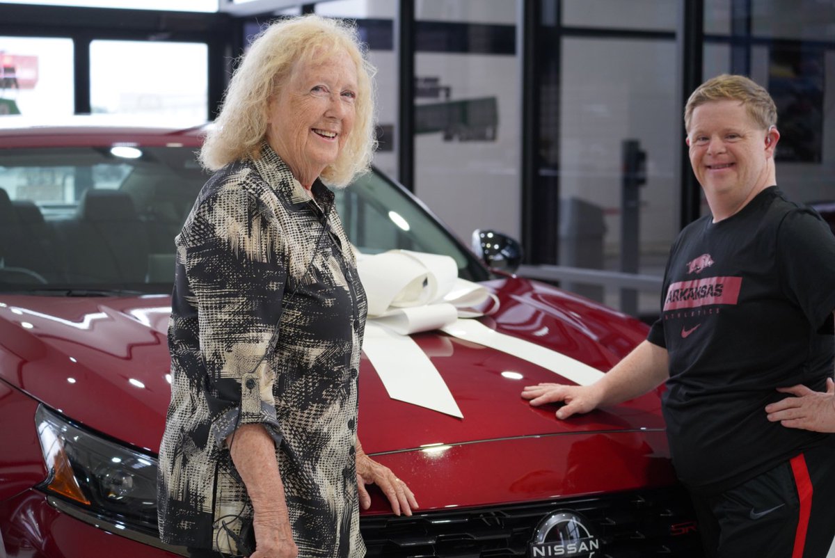 Six years ago, Frank Fletcher surprised Hog super fan,Canaan Sandy with a Hog car. 150 Thousand miles later , Frank decided it was time for an upgrade,