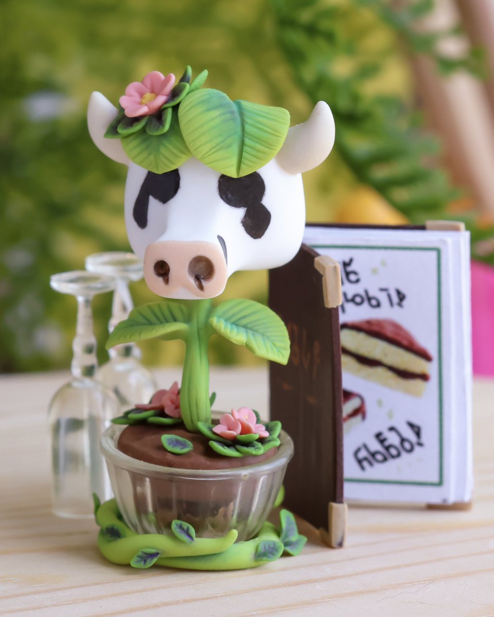 #ad #EACreatorNetwork 
Any takers for the daily special? ✨🌱🍰
… don’t mind our mascot. He’s friendly 👀