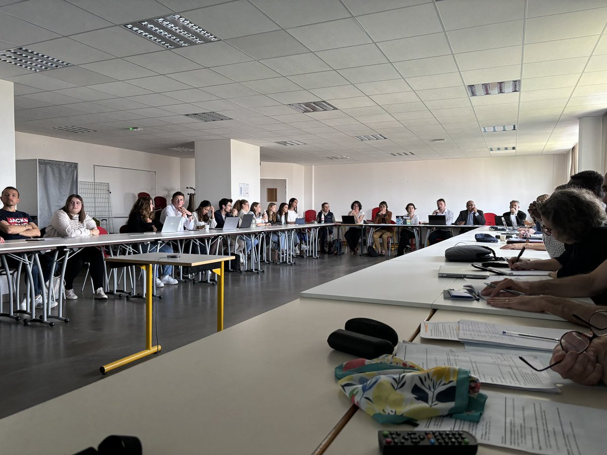 maxencediry's tweet photo. 📚 La fin d'un mandat de 2 ans en tant qu'élu au Conseil Académique de la Vie
Lycéenne #CAVL 

🗣️#Ecologie, #orientation, relations #internationales, #harcèlement,...des sujets traités avec une équipe sérieuse et dynamique

@AcademieDijon @acbesancon
@NNgahane @NathalieAlber15 https://t.co/qt6PYAyyxz