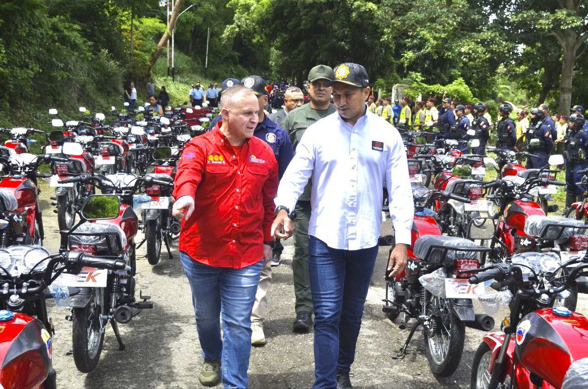 josemvasquez's tweet photo. Desde la puerta del llano venezolano en nuestra capital guariqueña, entregamos dotación de vehículos y motos a 104 cuadrantes de paz del estado Guárico, para seguir garantizando la seguridad y tranquilidad de nuestro pueblo como lo ha orientado el Presidente @NicolasMaduro. https://t.co/0jrc2kJC2H