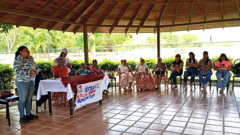 ¡Empoderamiento de la mujer!🌷
Mujeres de distintas generaciones del municipio Andrés Mata se reúnen en un Encuentro Intergeneracional en la lucha por y para las Mujeres.
#Mppeducacion
#AfirmativosYPaLante
<a href="/nicolasmaduro/">Nicolás Maduro</a> 
@mppeducacion 
<a href="/_laavanzadora/">Yelitze Santaella</a> 
<a href="/cdcesucre/">CDCE Estado Sucre</a> 
<a href="/karenlypsuv/">Karenly Sánchez</a>