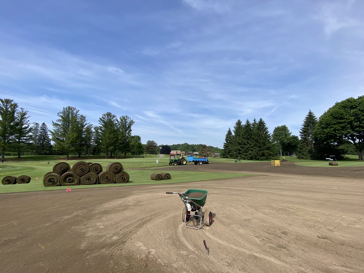GriffithsJayson's tweet image. TDS Drainage working the fraise mow to remove OM, soil prep, top dressing, float, pre-plant with @greenhorizonsod cut &amp;amp; paste…reducing some bentgrass areas, increasing others…more to follow in the next few weeks.  #chippingpractice #shortgame