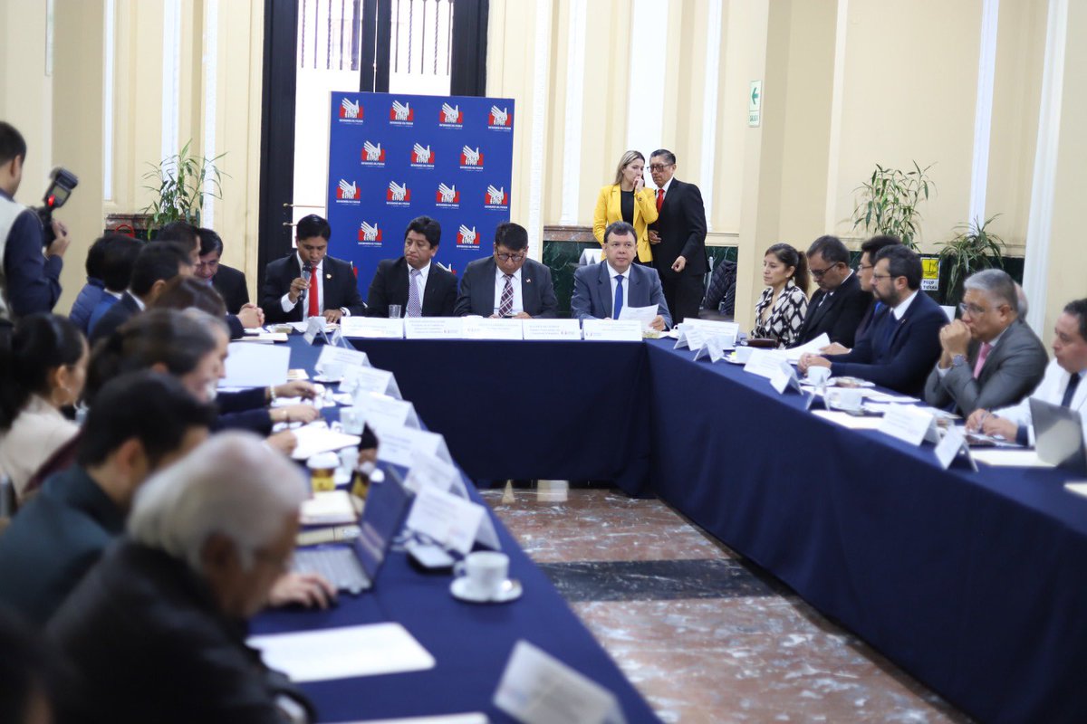 Como presidente de la <a href="/CODECOperu/">Comisión de Defensa del Consumidor 2023-2024</a>, participé en la tercera mesa de trabajo para adoptar propuestas para la mejora legislativa de los derechos de los usuarios de las instituciones de salud públicas y privadas, a convocatoria de la <a href="/Defensoria_Peru/">Defensoría del Pueblo</a>. 1/2