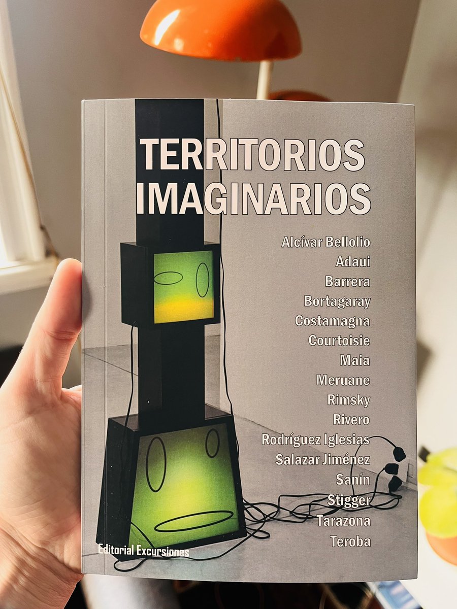 🐠Les presento la antología “Territorios imaginarios”. 16 autoras de varios países, con textos sobre el oficio narrativo: la vocación, el deseo y la vida. ¿Por qué y cómo escribimos, con quiénes conversamos? Desde hoy en librerías argentinas, gracias a la editorial “Excursiones”.