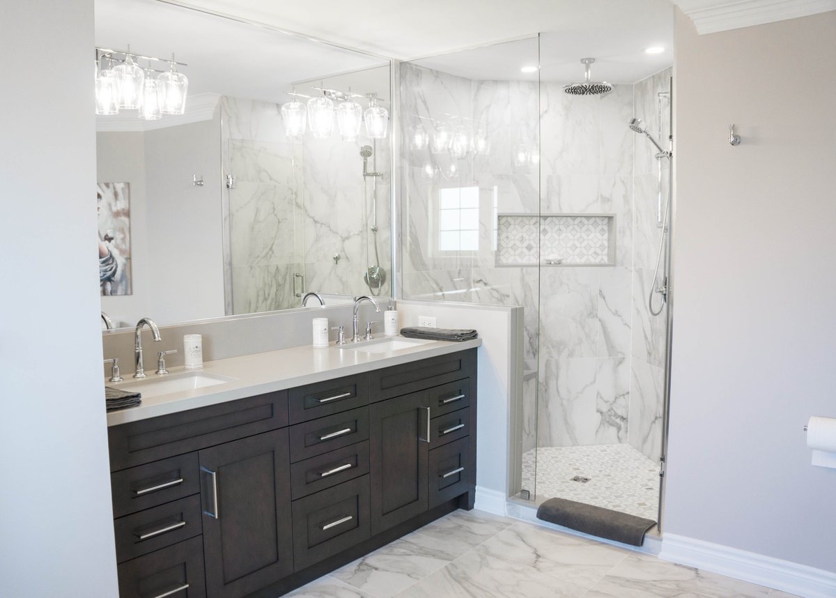 OakvilleKitchen's tweet photo. LaMarca Calacatta 24x24 porcelain tile from @factorytile sets the tone, paired with dark Maple cabinetry by @decorcabinets and a stunning @Silestone ‘Cincel Grey’ quartz vanity top from Quartzco. To top it off, the beautiful freestanding tub from @vanda_baths https://t.co/xngvsOdIaN