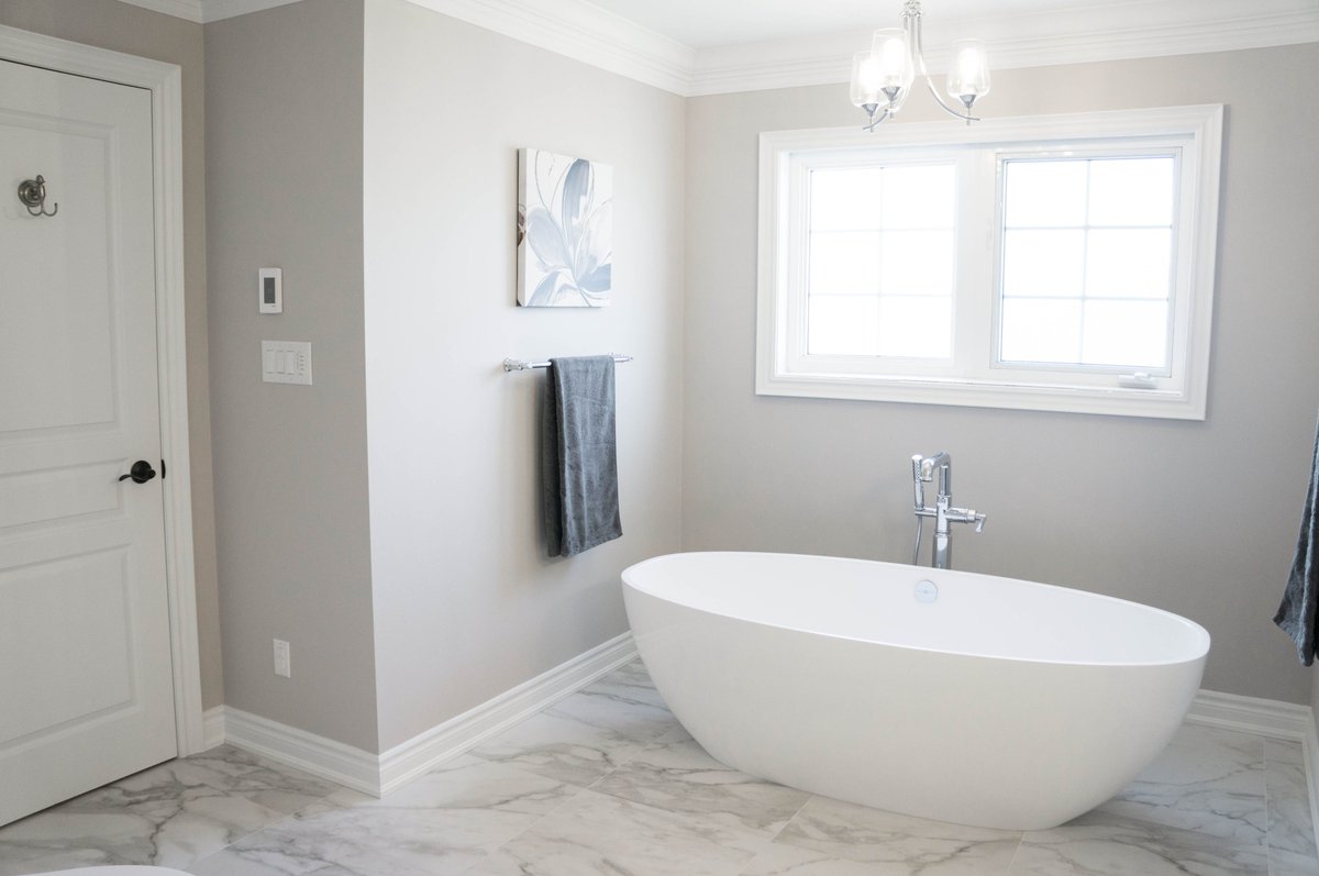 OakvilleKitchen's tweet photo. LaMarca Calacatta 24x24 porcelain tile from @factorytile sets the tone, paired with dark Maple cabinetry by @decorcabinets and a stunning @Silestone ‘Cincel Grey’ quartz vanity top from Quartzco. To top it off, the beautiful freestanding tub from @vanda_baths https://t.co/xngvsOdIaN