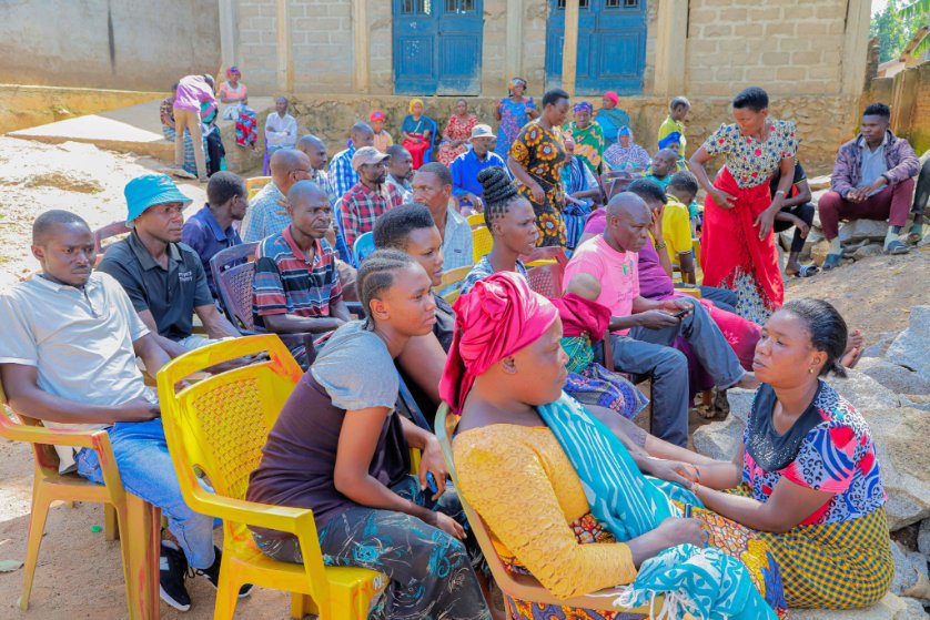 EndFGMnetworkTZ's tweet photo. Wanakijiji wanaamini kuwa kama utamaduni wa kutoboa masikio ulipotea kwa Wakurya, basi hata ukeketaji utaisha. Wananchi wanakiri kuwa na imani zaidi na ushauri au mafunzo kutoka kwa watu kama wao. #EndFgm
#tokomezaUKEKETAJI https://t.co/xGTI5mv1b9