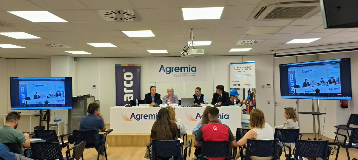 Iniciamos la Jornada de "Atracción de Talento en el sector", con la presentación de <a href="/InmaPeiro/">Inma Peiró Gómez</a>, directora general de <a href="/agremia/">AGREMIA</a> y del director de la Escuela Técnica, Víctor Pernia. Han destacado la importancia de los FP Dual, y el papel de las empresas en este proceso formativo.