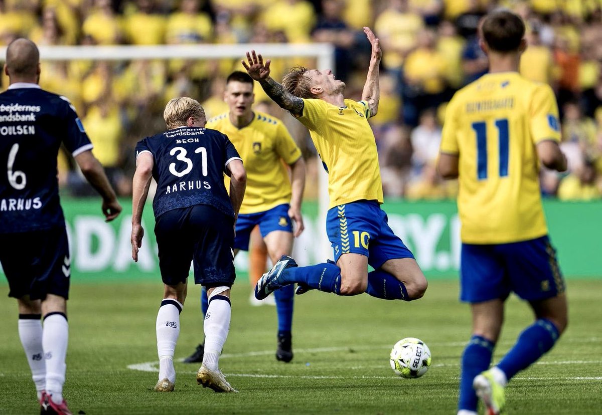 Nogen der så Jens Okking snige sig rundt på tagene af Brøndby Stadion? Hvad siger fotograf <a href="/LegendenLagoni/">Lasse Lagoni</a> ? #Spielverderber #ultratwitteragf #ksdh #sldk #skytten