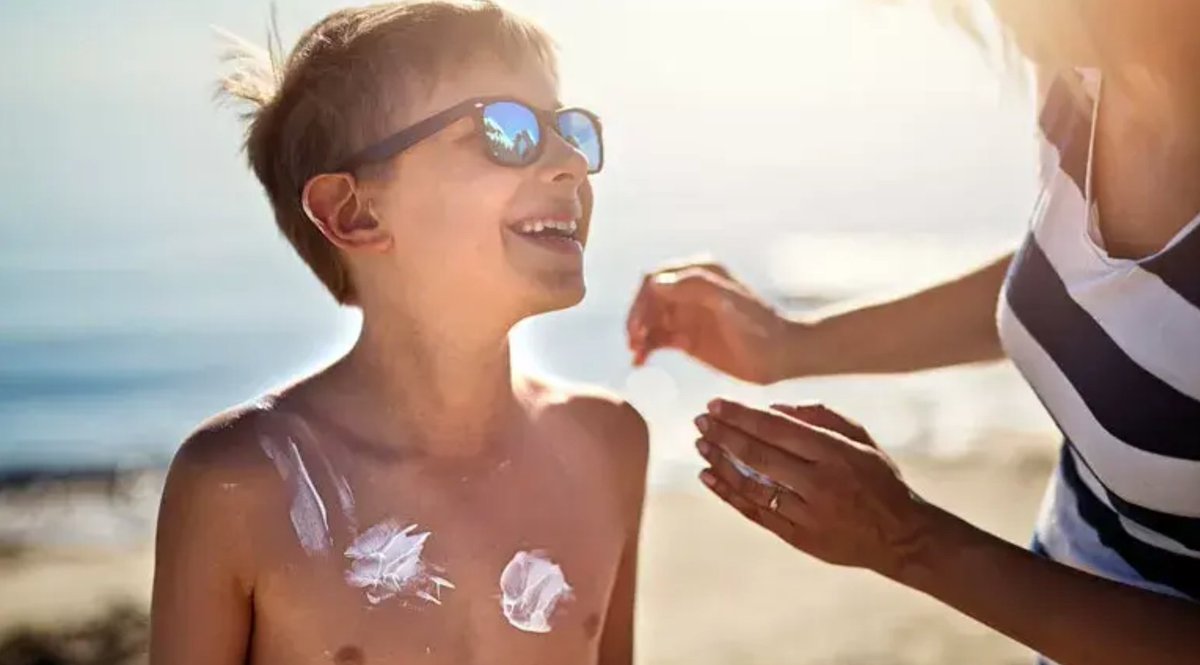 Wearing #sunscreen is key to preventing #skincancer. But some reports have called into question whether chemicals used in certain formulas are harmful. 

☀️➡️ Here’s what we know. cle.clinic/4bXswL9