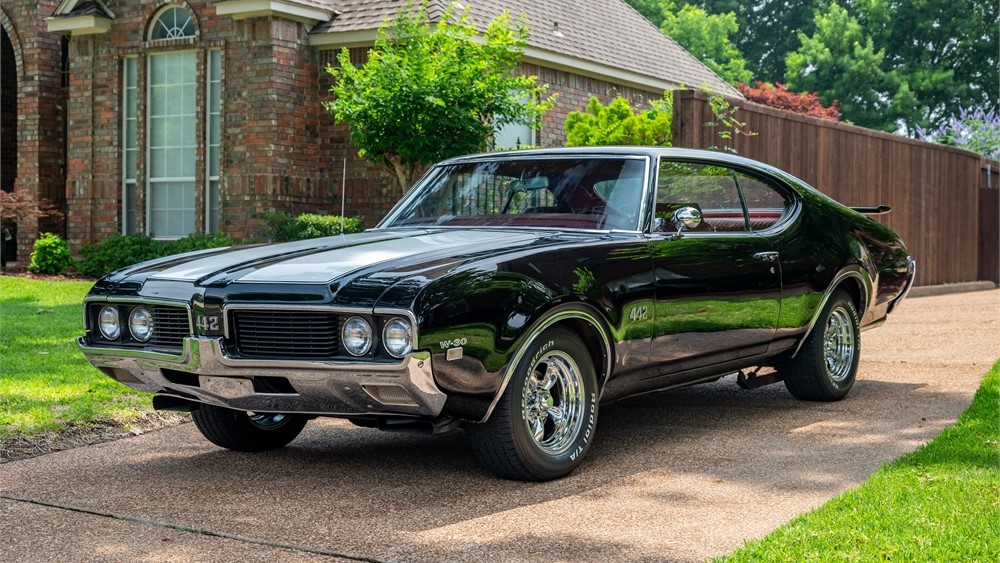 Auction ends Tuesday, June 11th! This 1969 Oldsmobile 442 W-30 is powered by a rebuilt 455ci V8 backed by a four-speed manual transmission. 

l8r.it/spfg