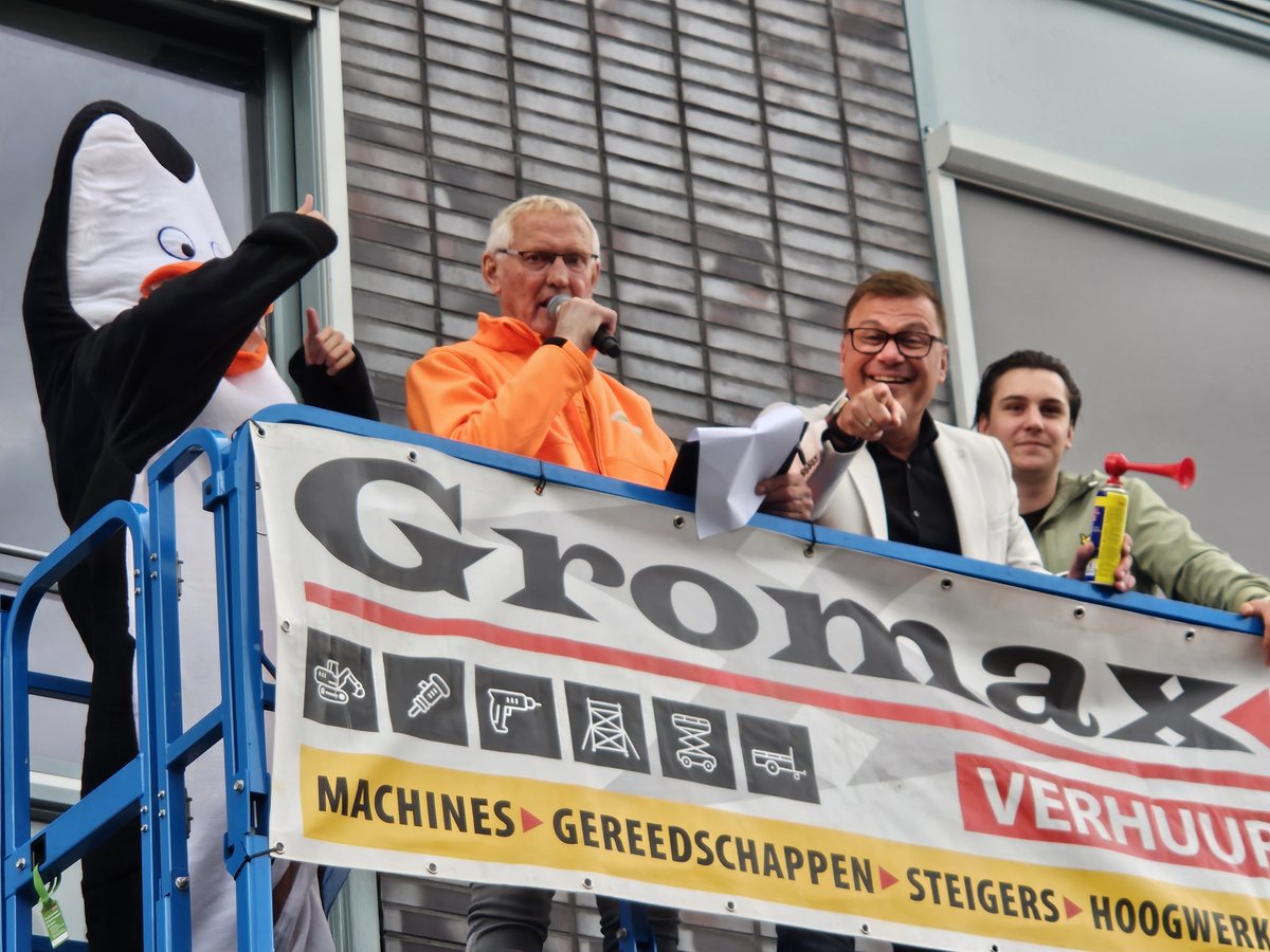 DannyMulder's tweet image. Onze enige eigen @RobvanRossum doet het startschot op de 1e avond van de #avondvierdaagse #nieuwvennep