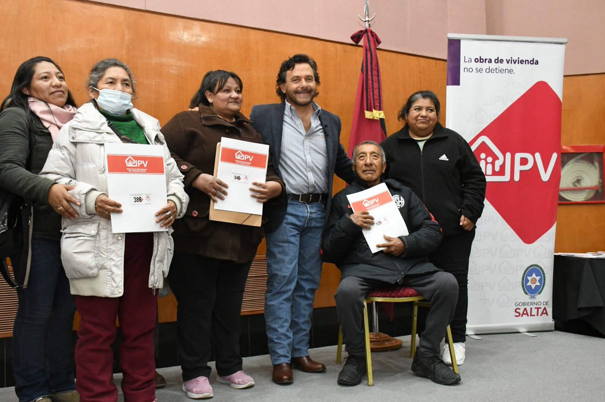 📍Hoy es un día especial para 200 familias de Cerrillos, General Güemes, Chicoana, Cafayate, La Merced, El Carril, Capital y San Carlos que recibieron las escrituras de sus viviendas tras esperar hasta 42 años (+)
