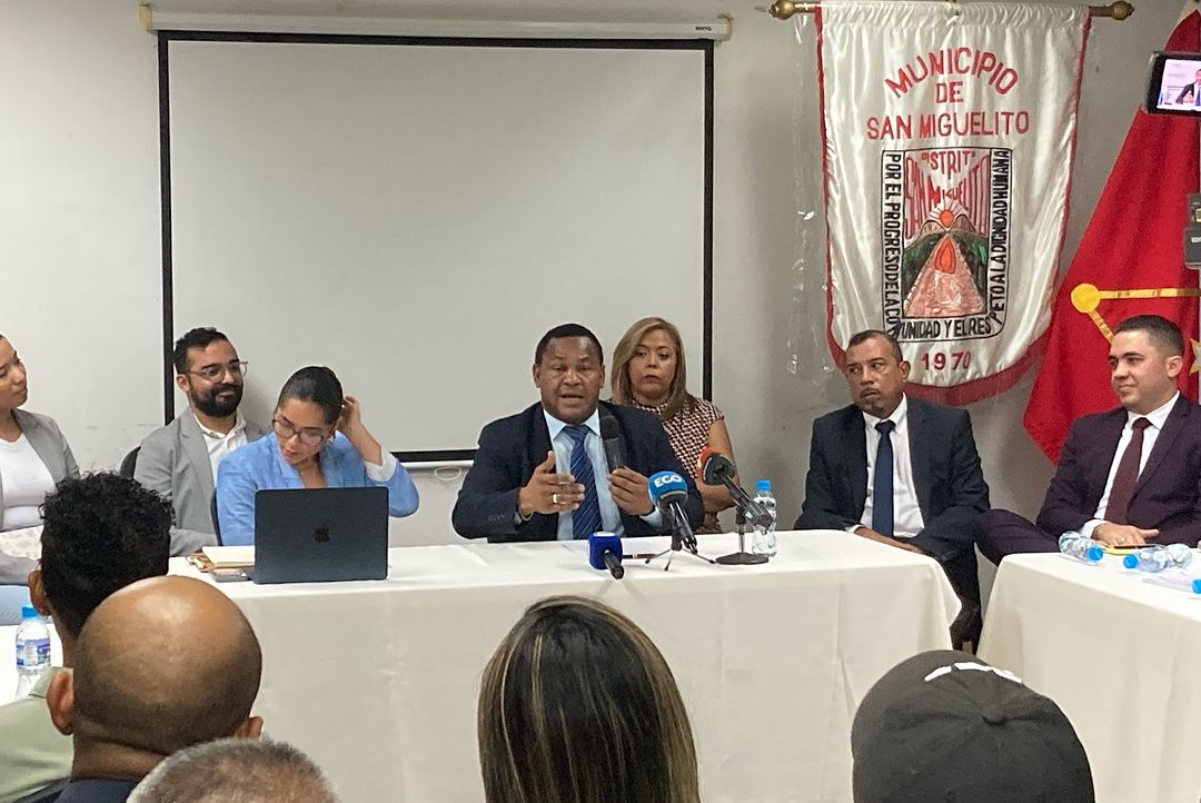 TReporta's tweet photo. Este martes se realiza una reunión de transición en el Municipio de San Miguelito.
La alcaldesa electa, Irma Hernández, dijo que espera continuar con los proyectos que se han realizado anteriormente y brindarle respuesta a los ciudadanos sobre las insatisfacciones que existen en algunos servicios. Vídeo: @Anghydgracia #TReporta
