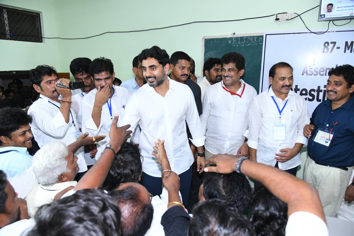 naralokesh's tweet photo. ఇది ప్రజావిజయం..ప్రజలకే అంకితం
ఇది ప్రజావిజయం. 91,413 ఓట్ల మెజారిటీ ఇచ్చిన ప్రజలకే ఈ విజయం అంకితం. గెలుపు నా బాధ్యతని మరింత పెంచింది. అంతా కలిసి మంగళగిరి నియోజకవర్గాన్ని అన్నిరంగాల్లో అభివృద్ధి చేసుకుందాం. ఘనవిజయం అందించిన మంగళగిరి నియోజకవర్గ ప్రజలు, టిడిపి నేతలు, కార్యకర్తలు, మంగళగిరి కార్యాలయ సిబ్బంది, మీడియా మిత్రులకు హృదయపూర్వక కృతజ్ఞతలు తెలియజేస్తున్నాను.
#KutamiTsunami
#ElectionResults
#mangalagiri
#AndhraPradesh