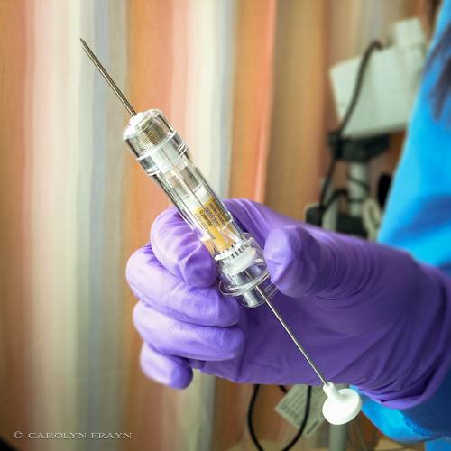 Albacion's tweet image. Vale, estoy CAGADA VIVA. Mañana empiezo con el #Zoladex mensual y esta aguja me quita el sueño (los efectos secundarios también). Necesito consejos, truquis para no montar el numerito en el centro de salud y parecer una señora normal. Gracias. 
#CáncerDeMama #Endometriosis