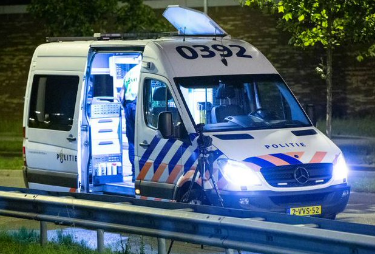 POL_OostBrabant's tweet photo. Bij een eenzijdige aanrijding op de Heuvelberg in #Erp is een automobilist overleden. De auto raakte door onbekende oorzaak van de weg en botste tegen een boom. Specialisten van de Afdeling Verkeersongevallenanalyse ondersteunen @POL_Uden bij het onderzoek naar het ongeval. https://t.co/bxjTfePqcm