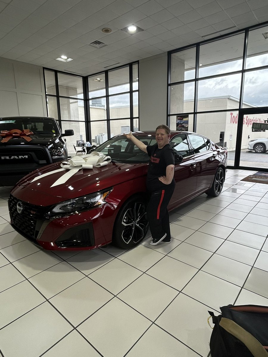 ArRecruitingGuy's tweet photo. Look what Frank Fletcher presented to Hall of Famer @CanaanSandy for his birthday!!! Happy Birthday Canaan. #NiceWheels #WPS https://t.co/RQ5WmVYAbT