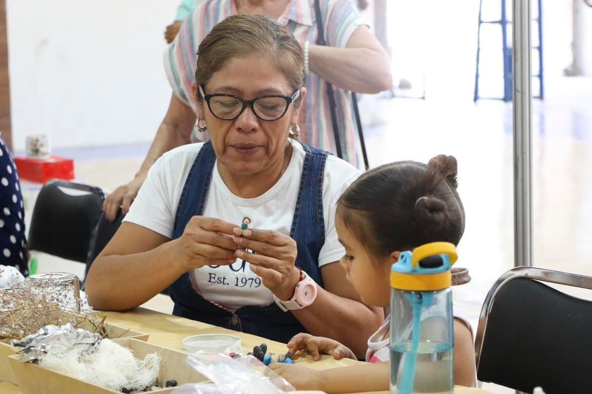 UAQmx's tweet photo. La Facultad de Psicología y Educación organizó un evento cultural para conmemorar el 14° aniversario de la Biblioteca Infantil Universitaria Querétaro (BIUAQ). 🎨📖
#14AñosBIUAQ #CulturaUAQ #LecturaInfantil #TalentoUAQ #CrecerEnLaDiversidad https://t.co/zeb89vA7Pg