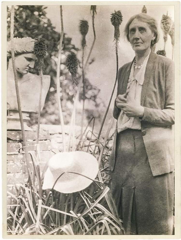 Virginia Woolf escribió: ‘Detesto el punto de vista masculino. Me aburrí de su heroísmo, virtud y honor. Creo que lo mejor que pueden hacer estos hombres es dejar de hablar de sí mismos.’