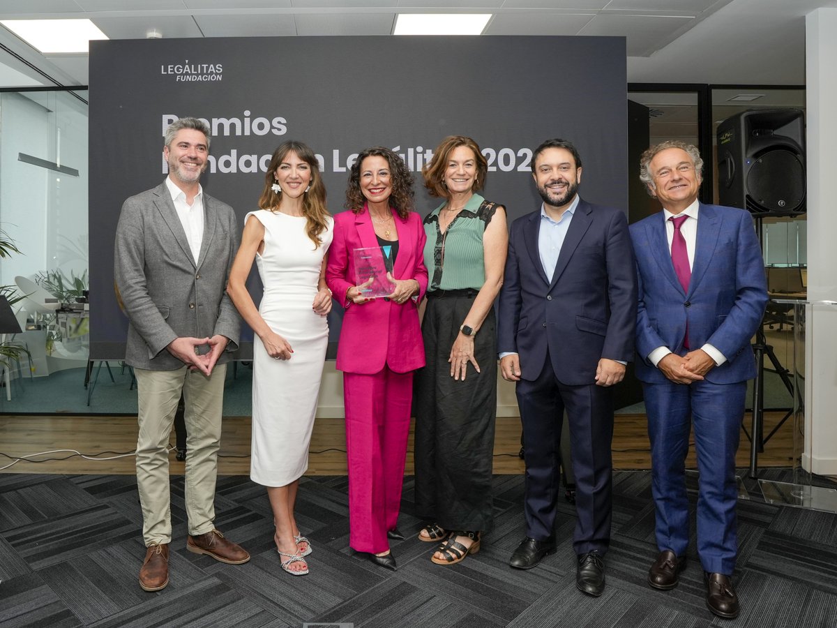 cgarcialeon's tweet photo. En @Inkieto5  estamos muy contentos de haber recibido el galardón a la mejor iniciativa empresarial relacionada con legaltech en  los II Premios de la Fundación Legálitas. ¡Muchas gracias! Y un enorme placer también, compartir plantel de premiados con @escar_gm ¡Enhorabuena! https://t.co/alPmBot1sM