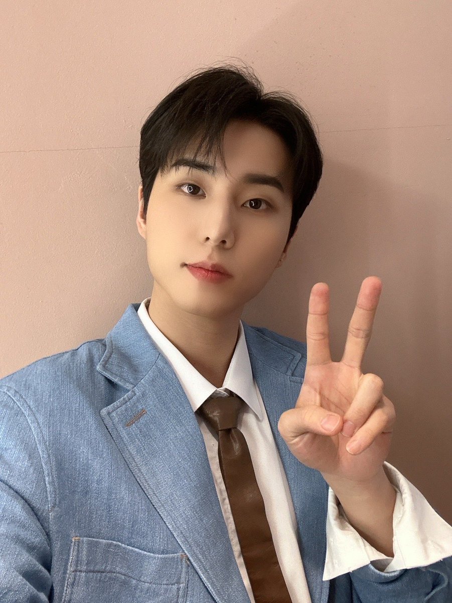 [ #DAY6_BEHIND ]

오늘 걸온파로 너무 신나서🎵
아직도 심장이 너무 두근댄다면!

Young K 셀카로 진정 테라피 시도.🌿
그리고 너무 눈부셔서 역효과 엔딩.😵

#DAY6 #데이식스
#YoungK #영케이
#JTBC #걸스온파이어