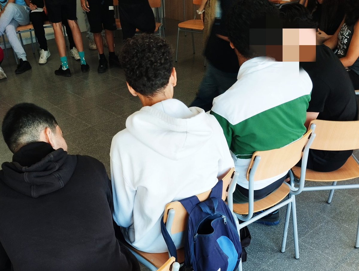 Ichik_org's tweet photo. Tanquem  la seqüència de tallers de violències digitals als instituts d' #Esplugues amb la intervenció realitzada a @Ins_La_Mallola 
Un espai d' enriquiment i aprenentatge 
 en l'àmbit  digital amb els i 
 les joves 
Fins la propera 🤗
#ICHIK
#ConflictesenTransformació https://t.co/5ADOULcNVZ