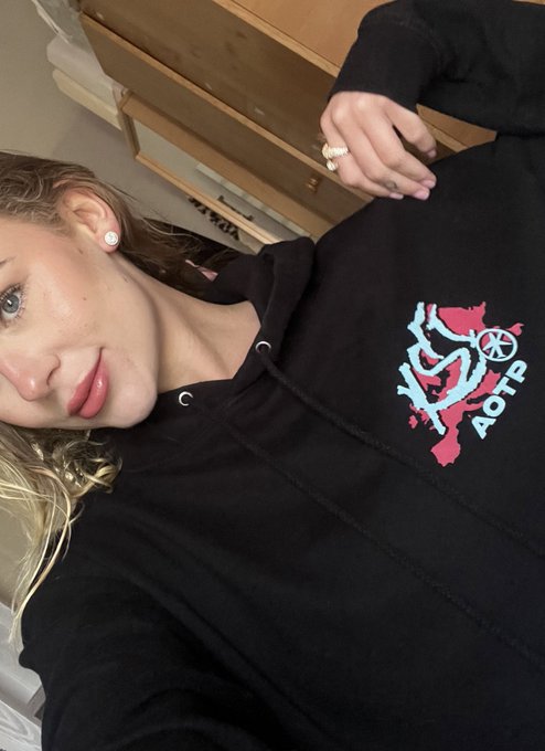 my monologue today is based on a young teenager wanting to be a youtube star so it&rsquo;s only right i wear<a href="/tag/happypunchawards"class="tags"><span>#happypunchawards</span></a>