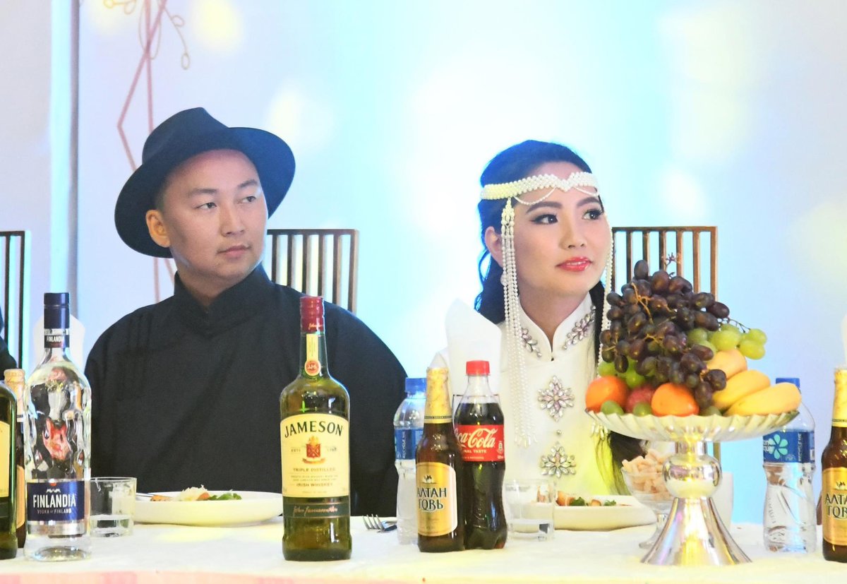 Нэг уриалга байна аа..

Аригун нь 2 жилийн өмнө хайртай бүсгүйтэйгээ хуримаа хийж албан ёсоор эхнэрээ болгож авч байжээ. Хуримын өдөр бол мэдээж бидний амьдралын хамгийн сайхан мөчүүдийн нэг. 

За тэгээд нуугаад яахав. Хуримандаа урих хүмүүсээ нэг бүрчлэн маш сайн бодож, жагсааж