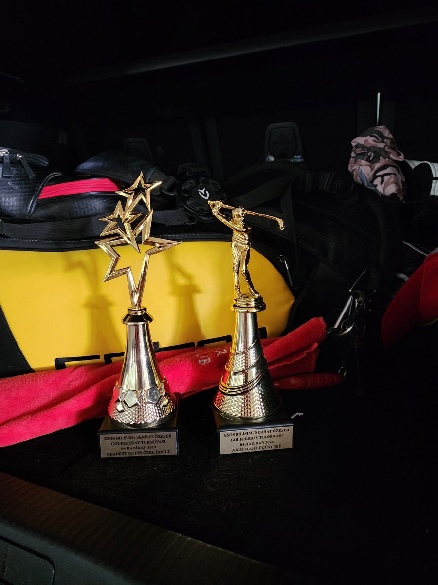 The trick of a master magician is to attend 4 simultaneous tennis tournaments and winning three trophees in golf!

Without further ado... I reach in my bag and... Pull out: