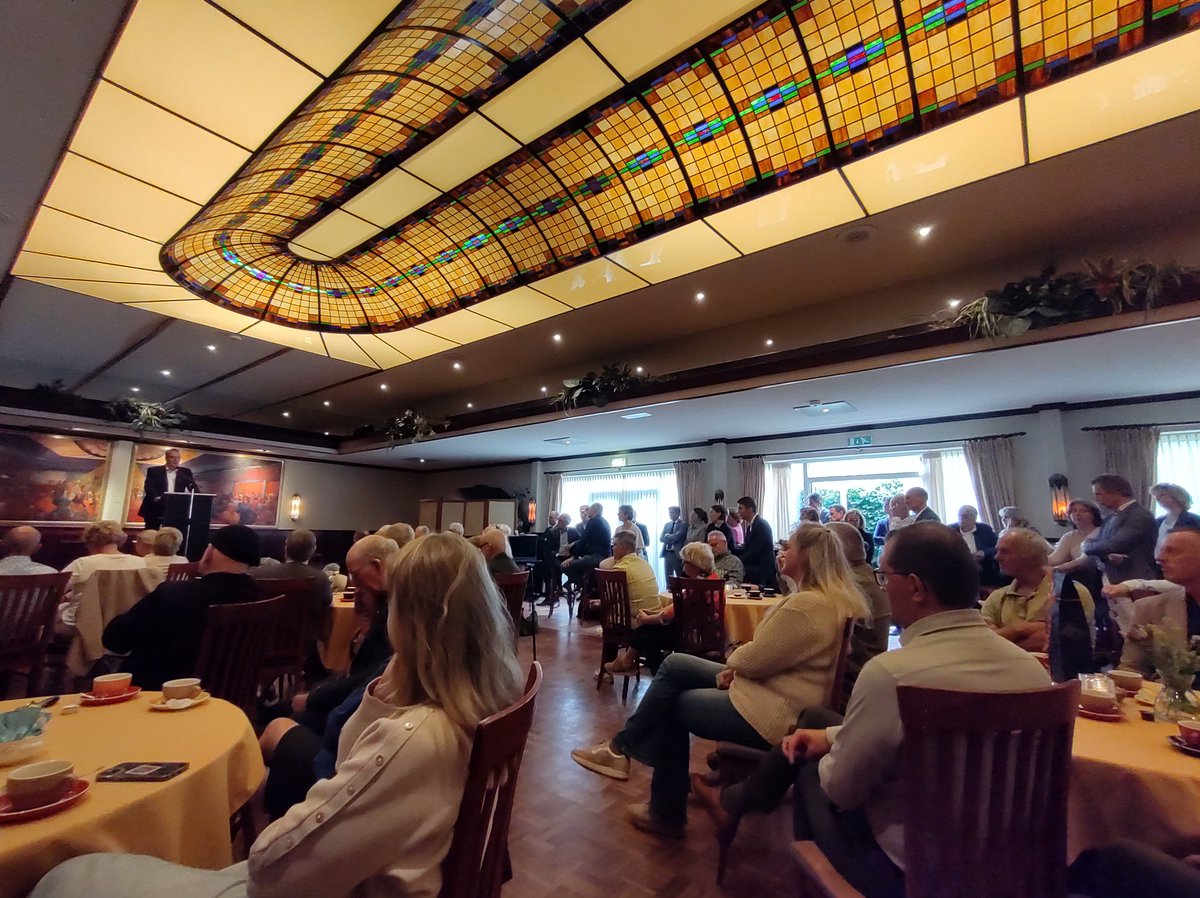 uɐɟuǝʇǝıƃ ʌʌ tweet media