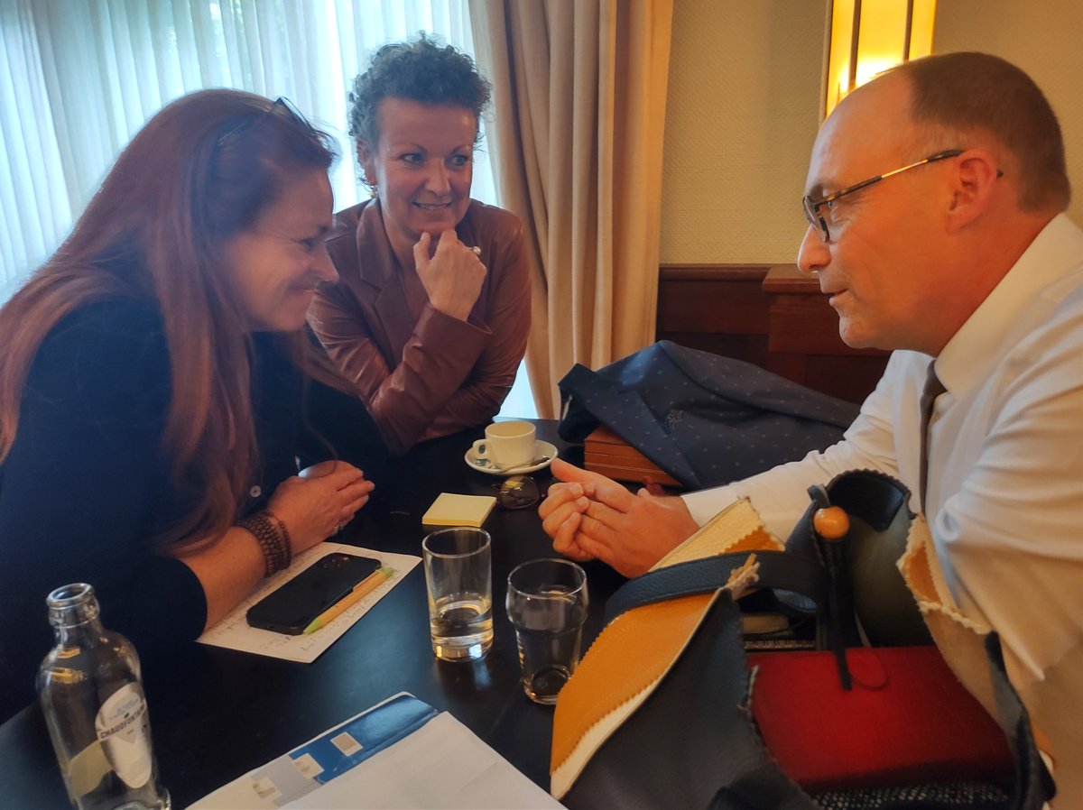 uɐɟuǝʇǝıƃ ʌʌ tweet media