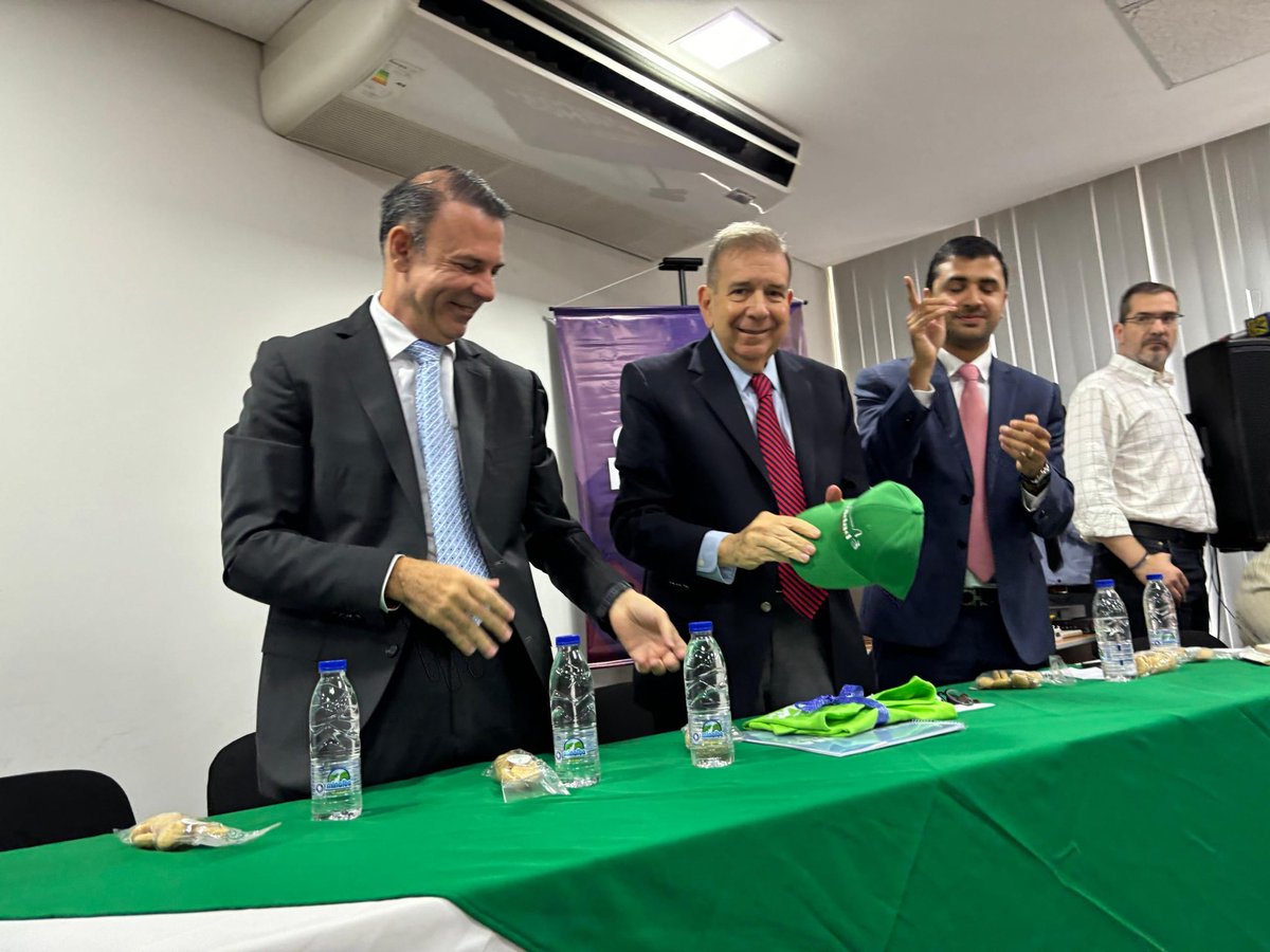 polianalitica's tweet photo. 🟢 Roberto Enríquez oficializó el respaldo de Copei a la candidatura de Edmundo González de cara a la elección presidencial del próximo 28Jul.

📌 Vía: @PartidoCOPEI_ https://t.co/SmpWZEG0a1