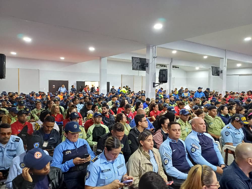 Visipol_MIJP's tweet photo. Este #4Jun más de 400 funcionarios y funcionarias pertenecientes a los Cuerpos de Policía Nacional Bolivariana, Estadales y Municipales participan en el Foro de Comunicadores y Comunicadoras por la Paz.

#ComunicaciónPorLaPazYLaVida 
#AfirmativosYPaLante https://t.co/VyH251TpxM