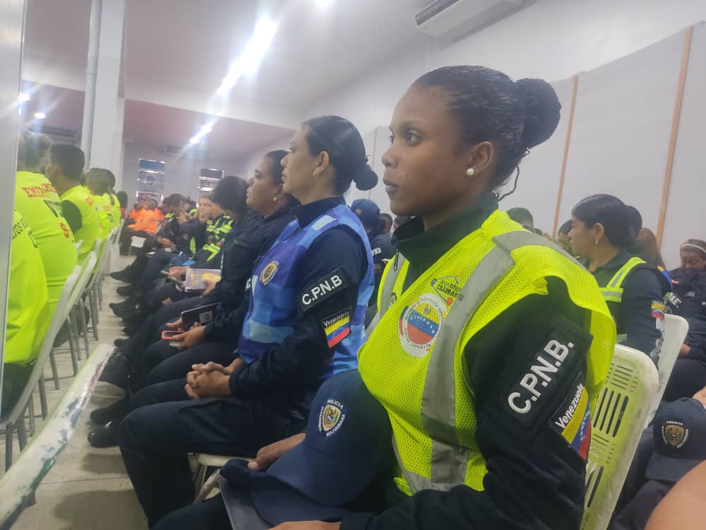 Visipol_MIJP's tweet photo. Este #4Jun más de 400 funcionarios y funcionarias pertenecientes a los Cuerpos de Policía Nacional Bolivariana, Estadales y Municipales participan en el Foro de Comunicadores y Comunicadoras por la Paz.

#ComunicaciónPorLaPazYLaVida 
#AfirmativosYPaLante https://t.co/VyH251TpxM