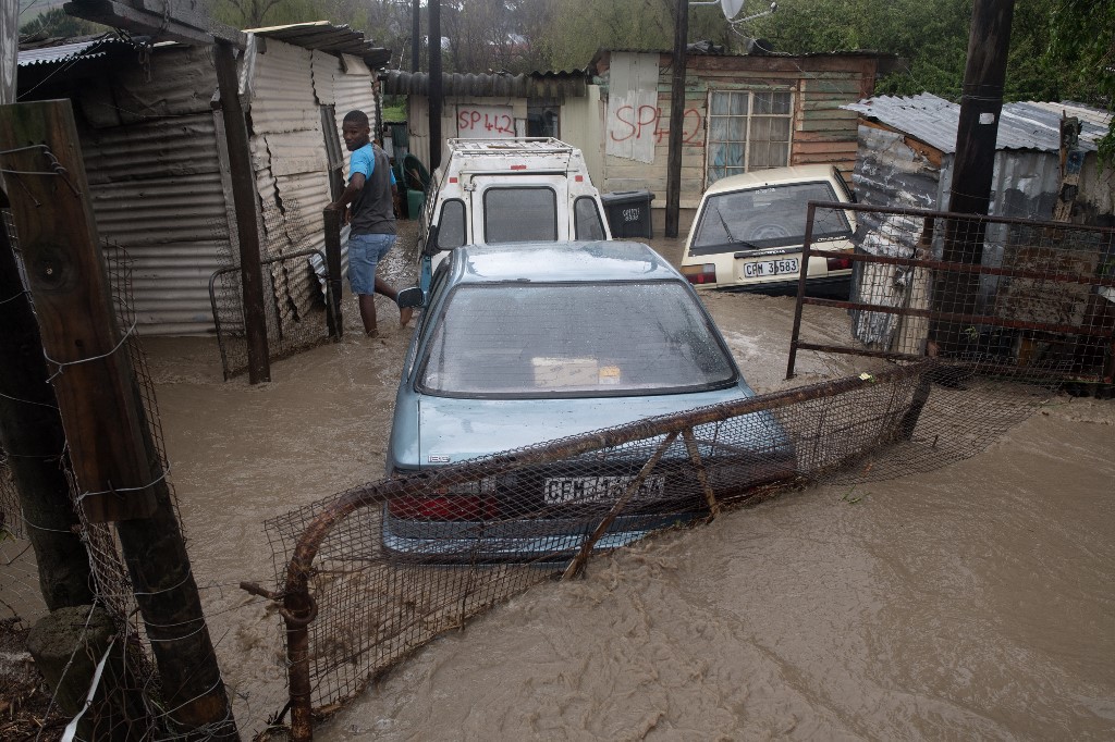 Al menos 22 personas murieron en Sudáfrica, en las provincias de la costa este, debido a las inundaciones provocadas por las lluvias torrenciales y los fuertes vientos, indicaron el martes las autoridades locales en un nuevo balance.

Más detalles en: 👇
megavision.com.sv/web/asciende-a…