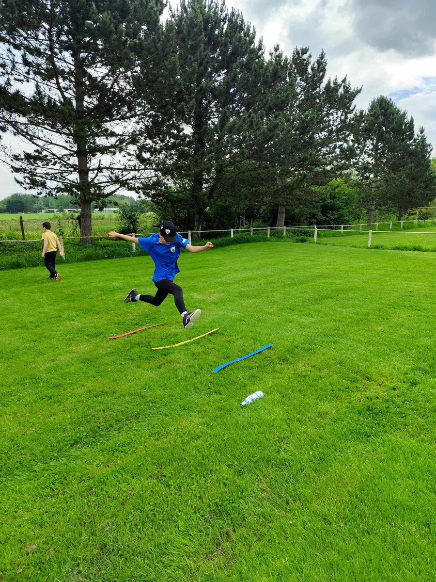 #éducation Relai 9 La flamme est arrivée devant le musée franco américain du château de BLERANCOURT portée  par les jeunes élèves de CAMELIN. Une haie d'honneur et des jeux partagés: respect et excellence #valeursdelolympisme <a href="/FabienPle/">Fabien Ple</a> <a href="/DSDEN_Aisne/">DSDEN de l'Aisne</a> <a href="/CPD02EPS/">CPD02 EPS</a>