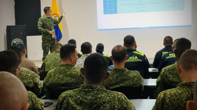 Ejercito_Div4's tweet photo. A la #Brigada22 llegó una comisión del @mindefensa, quienes realizaron un taller enfocado a protección los DD.HH, el cual fue dirigido al personal de las @FuerzasMilCol y @PoliciaColombia en el #Guaviare y que contó con el apoyo del @ICBFColombia.
#RespetamosLosDDHH https://t.co/suBV40thJU