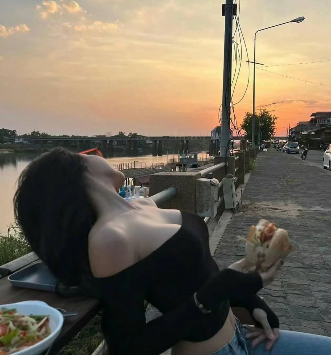 CarlenaSha46253's tweet photo. 夕阳下的美景好看吗？ https://t.co/kEkrQFWlag