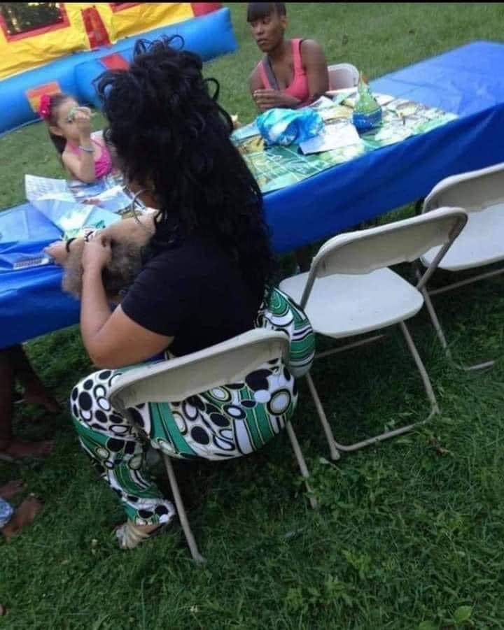 he1kumwya's tweet image. somebody need to give auntie a new chair 😭