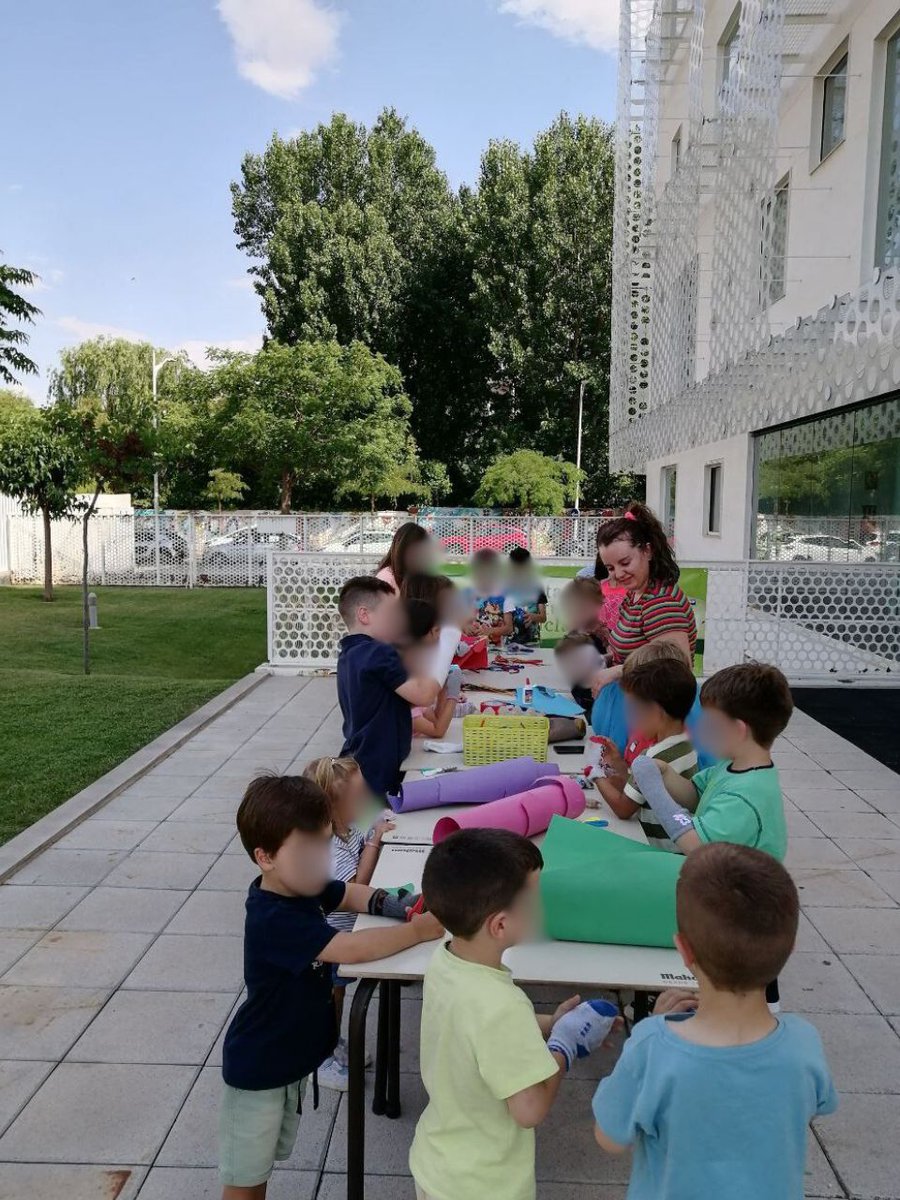 EmpresariosFEDA's tweet photo. Esta tarde en la terraza de #FEDA, dentro de la VI Semana del Medio Ambiente organizada por la Asociación de Gestores Ambientales de Albacete #AGESAM, integrada en la Confederación, se ha celebrado el taller educativo: "Recicla y reutiliza: tu marioneta calcetín".
Para ello los pequeños/as han traído sus calcetines viejos y han elaborado divertidas marionetas, mientras que han ido aprendiendo la posibilidad de dar una segunda vida a distintos materiales. Además, durante el taller, se les ha recordado la importancia de las tres R's: Reducir, Reutilizar y Reciclar.
#FEDAAsociaciones #SemanaMedioAmbienteAGESAM