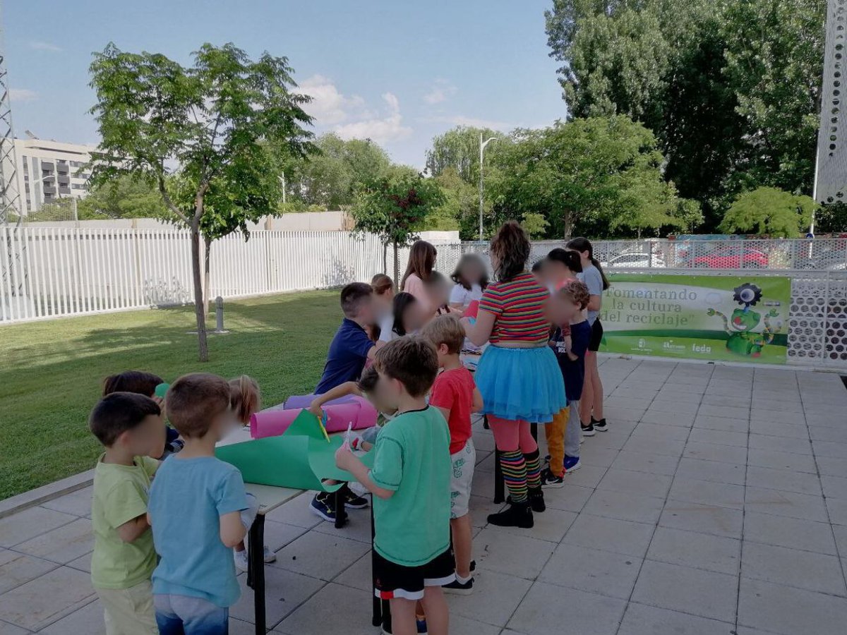 EmpresariosFEDA's tweet photo. Esta tarde en la terraza de #FEDA, dentro de la VI Semana del Medio Ambiente organizada por la Asociación de Gestores Ambientales de Albacete #AGESAM, integrada en la Confederación, se ha celebrado el taller educativo: "Recicla y reutiliza: tu marioneta calcetín".
Para ello los pequeños/as han traído sus calcetines viejos y han elaborado divertidas marionetas, mientras que han ido aprendiendo la posibilidad de dar una segunda vida a distintos materiales. Además, durante el taller, se les ha recordado la importancia de las tres R's: Reducir, Reutilizar y Reciclar.
#FEDAAsociaciones #SemanaMedioAmbienteAGESAM